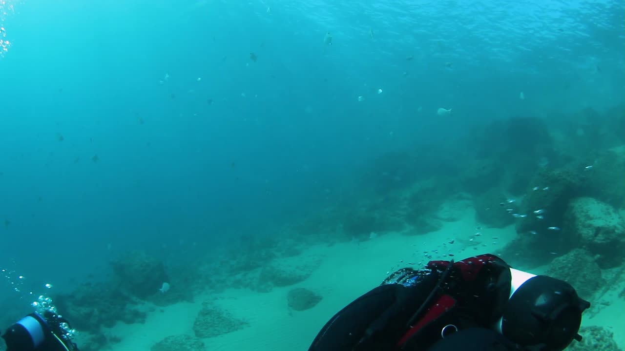 video de punto de vista de un buzo montado detrás de un scooter submarino