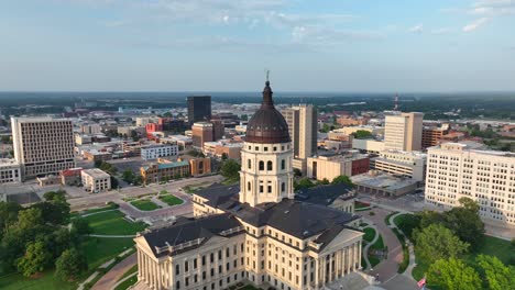 Edificio-Del-Capitolio-Del-Estado-De-Kansas-En-La-Majestuosa-Luz-De-La-Hora-Dorada-Desde-El-Atardecer-De-Verano