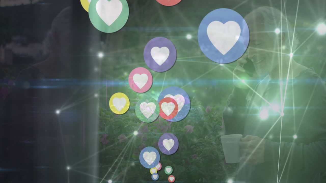 정원에서 스마트폰으로 이야기하는 백인 노인 위에 떠다니는 심장 아이콘의 애니메이션