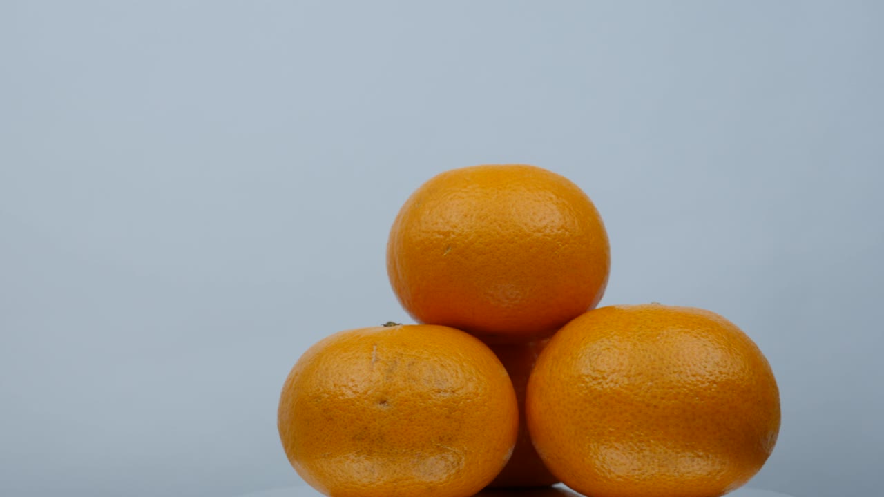 la fruta naranja se vuelve de color en el fondo