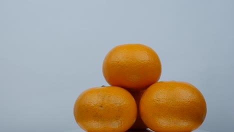 la fruta naranja se vuelve de color en el fondo