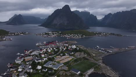 Vista-Aérea-Del-Pueblo-Pesquero-Reine-Del-Municipio-De-Moskenes-En-El-Condado-De-Nordland,-Noruega