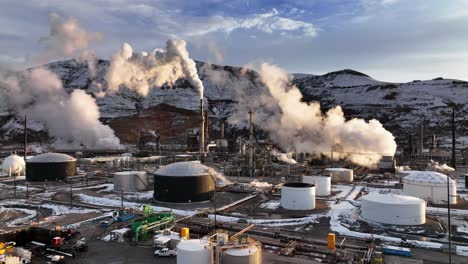 Increíbles-Imágenes-Aéreas-Matutinas-En-La-Refinería-De-Petróleo-En-El-Lago-Salado-Del-Norte-De-Utah---Movimiento-De-Camión-A-La-Izquierda