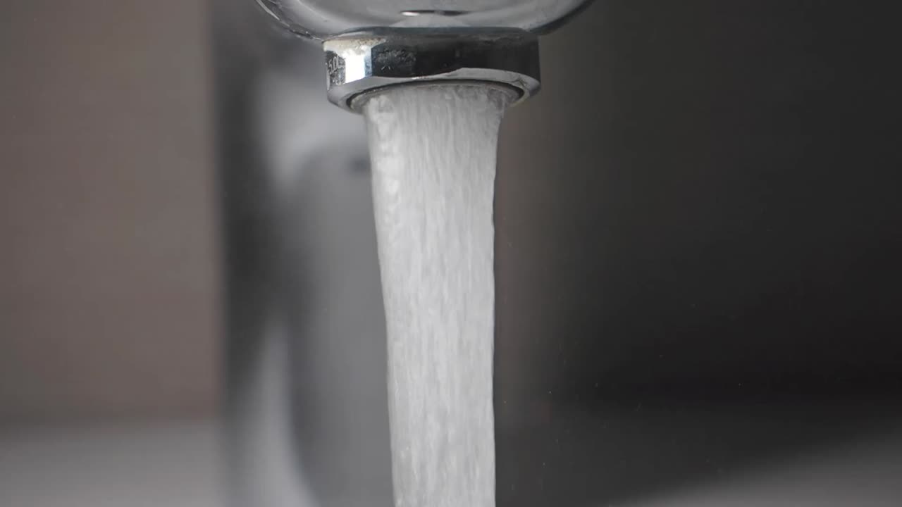 agua que fluye de un grifo