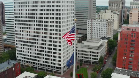 el horizonte del centro de richmond con virginia y la bandera estadounidense de estados unidos