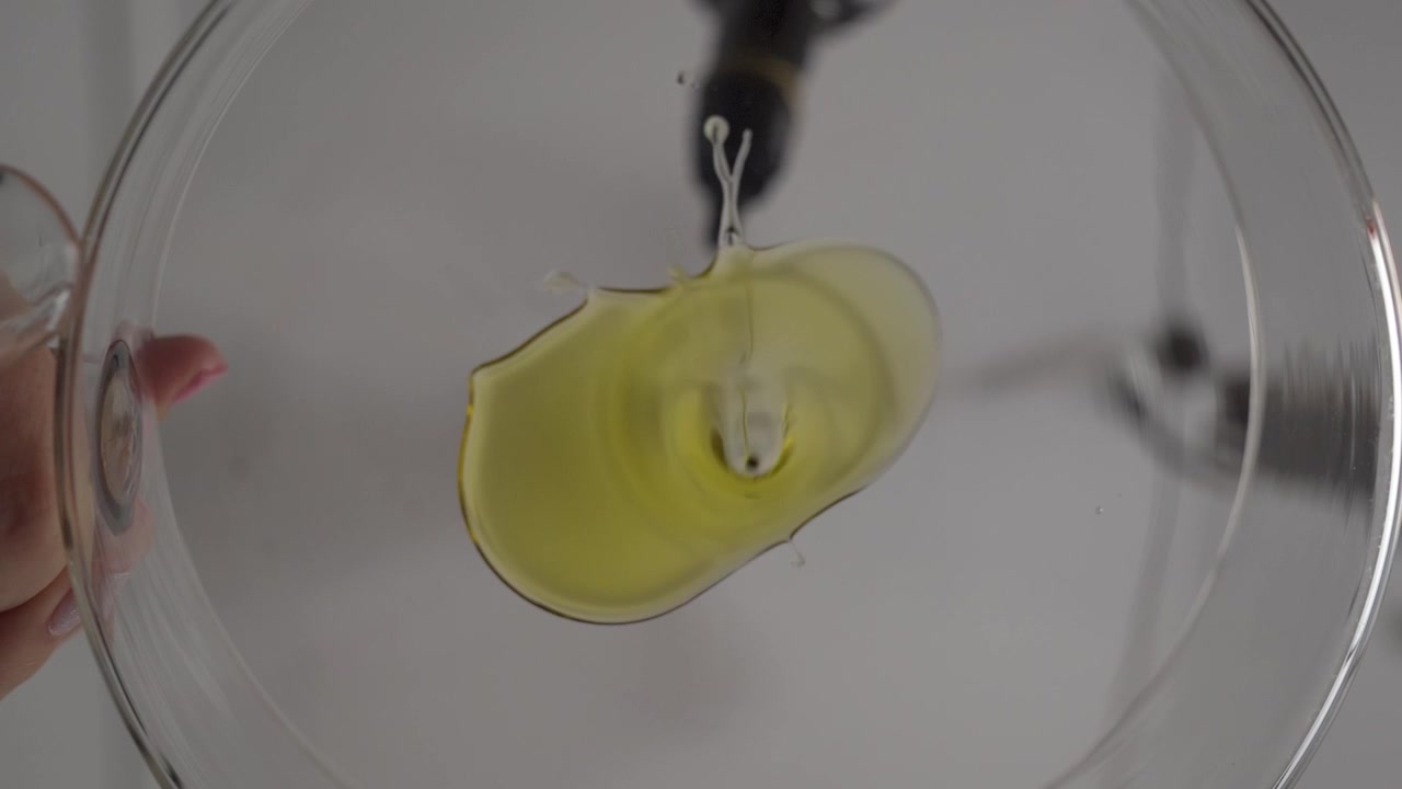 Olio che si espande su una lastra di vetro