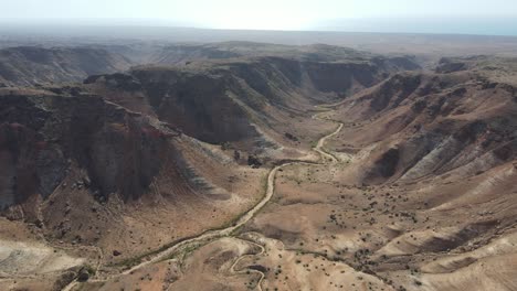 Drohnenluftaufnahmen-Bewegen-Sich-Zurück-über-Die-öde-Landschaft-Der-Charles-Knife-Gorge