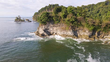 Olas-Rompiendo-Contra-La-Exuberante-Costa-Virgen-Del-Oeste-De-Costa-Rica