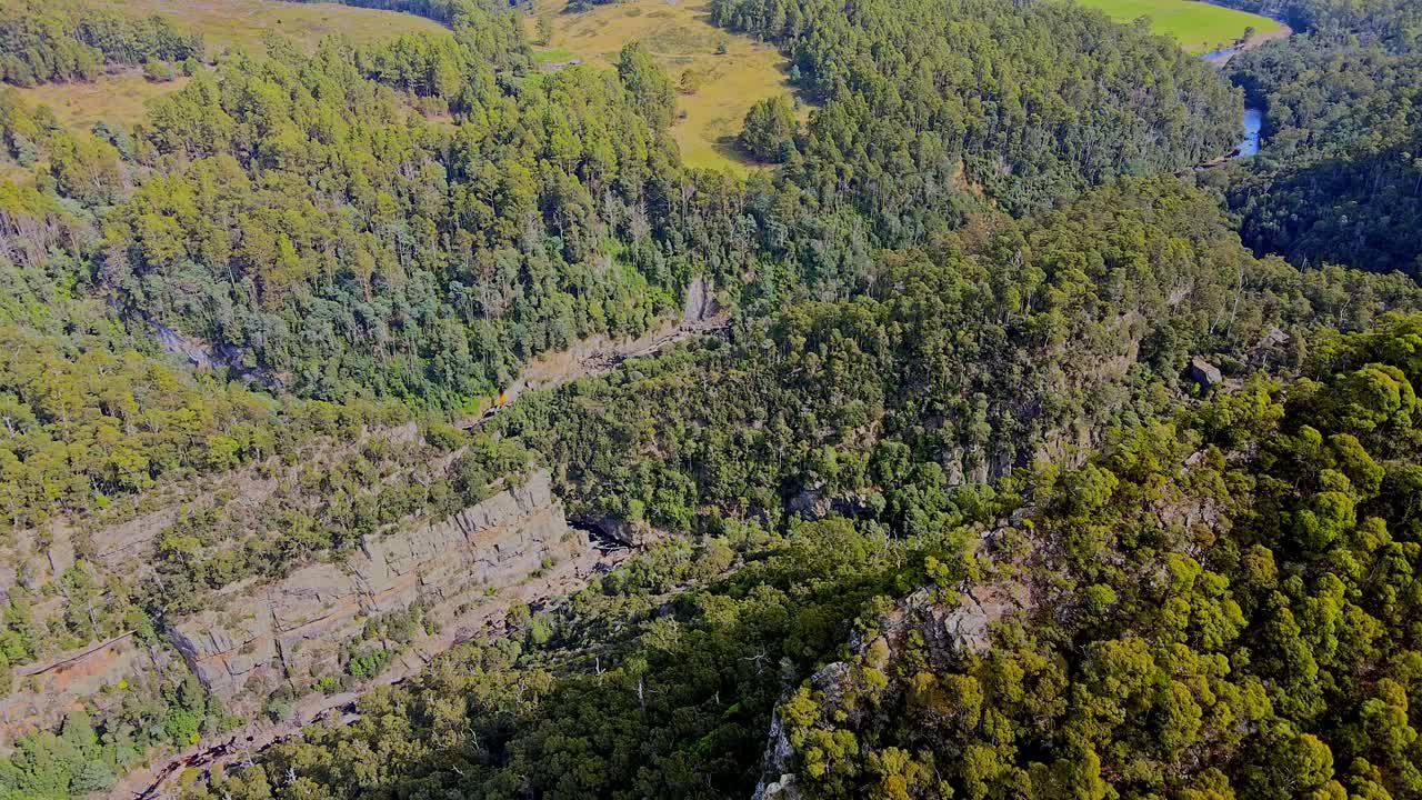 vista aérea del cañón de levon durante el día en tasmania, australia