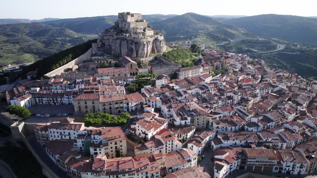 Veduta aerea con drone del villaggio fortificato di Morella e del suo castello in cima alla collina nella provincia di Castellón, Spagna