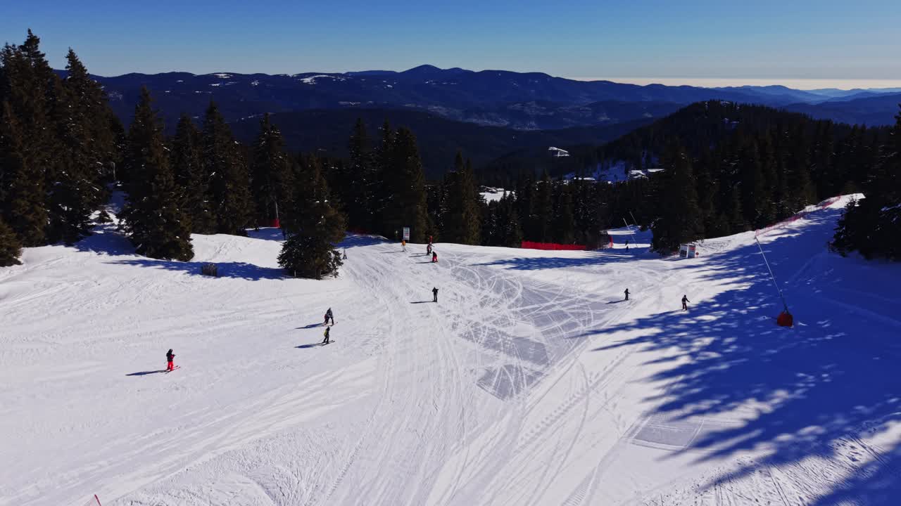 Gli sciatori si godono gli sport invernali nella regione dei Carpazi della Bulgaria
