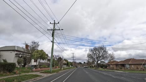 una conducción a través de calles suburbanas tranquilas en melbourne