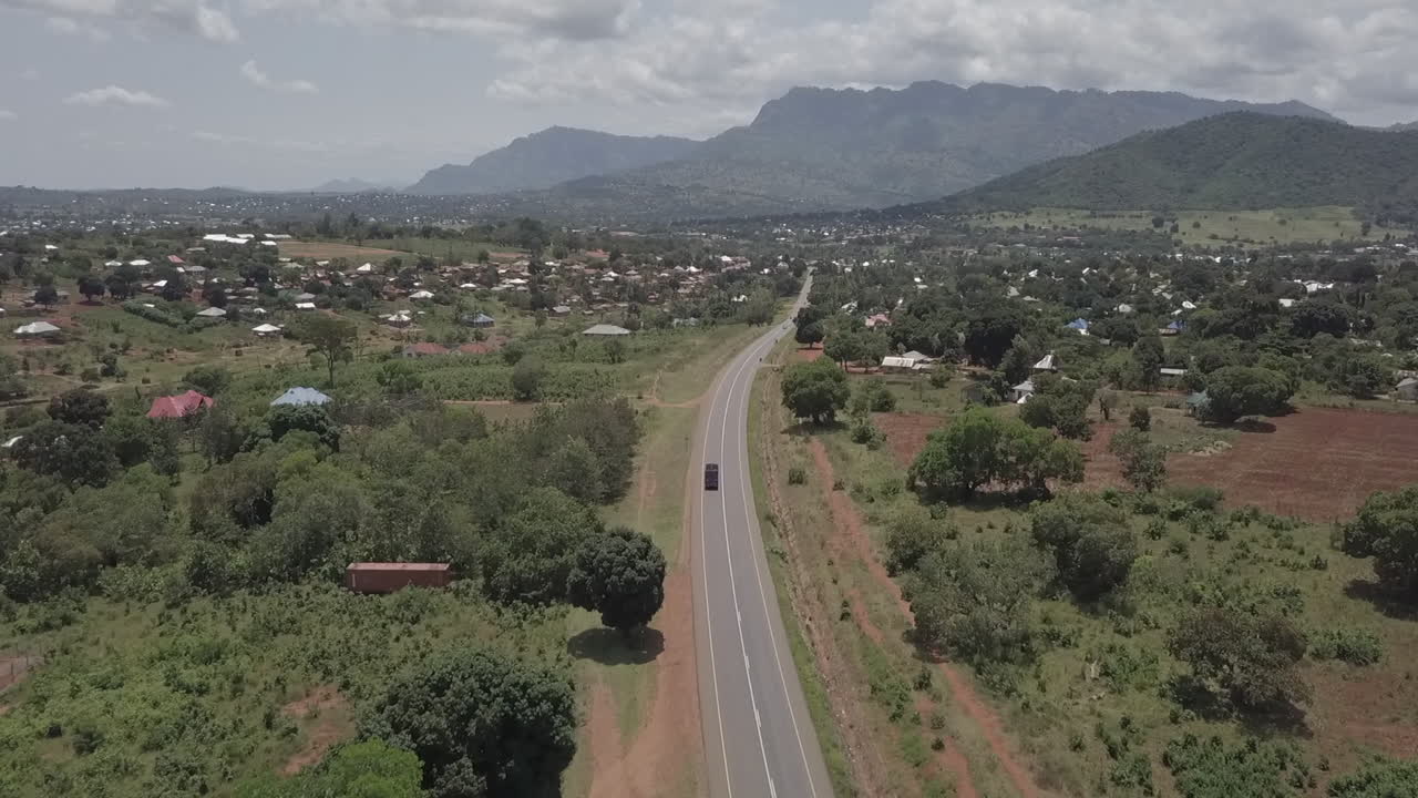 말라위의 그림 같은 고원 마을로 운전하는 공중 트랙 투어 버스