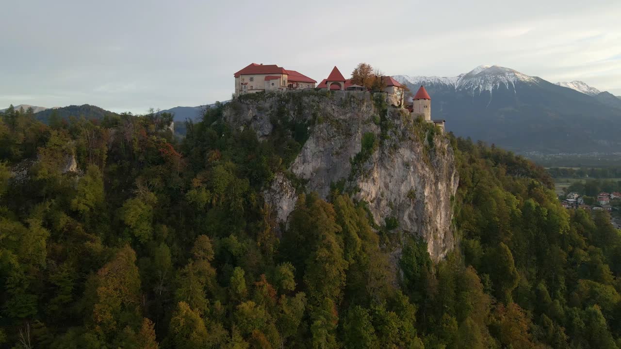 Slovenya'da bir uçurumun tepesinde kurulu Tarihi Bled Kalesi'nin havadan görünümü