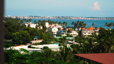 ciudad balnearia de mui ne a lo largo del mar azul durante el verano en el sureste de vietnam