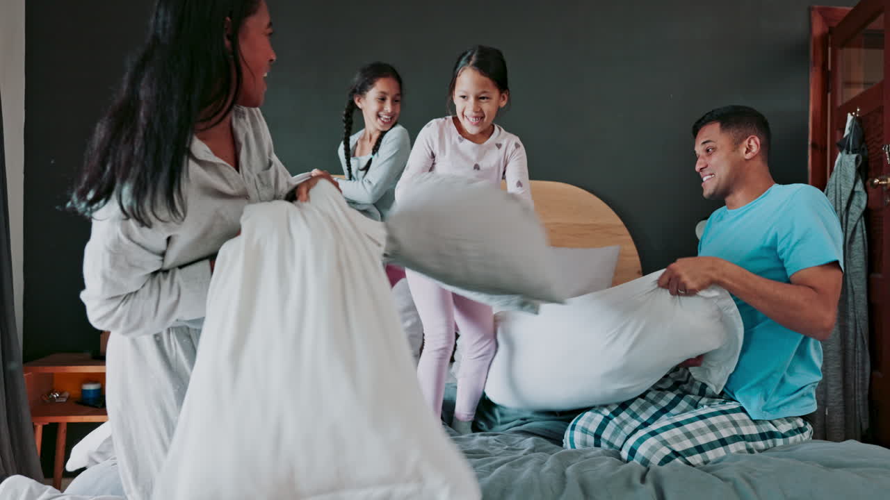 에너지, 침실과 아이들이 베개 싸움을 벌입니다.