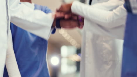 médicos, enfermeras y manos juntas