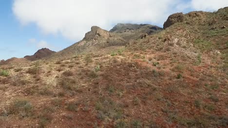 imágenes de drones de una vista más cercana de la montaña en el desierto mexicano