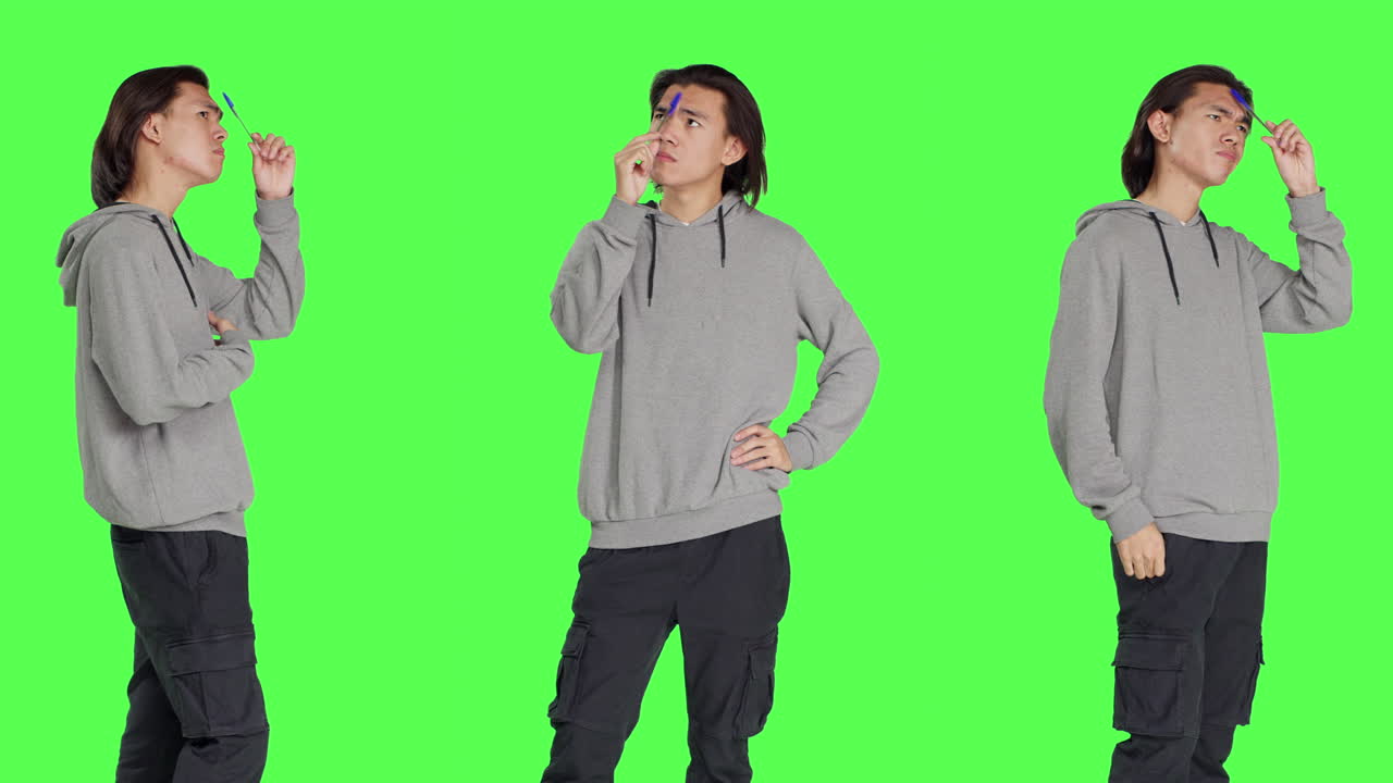 카메라 앞에서 혼란스럽게 행동하는 남성 사상가