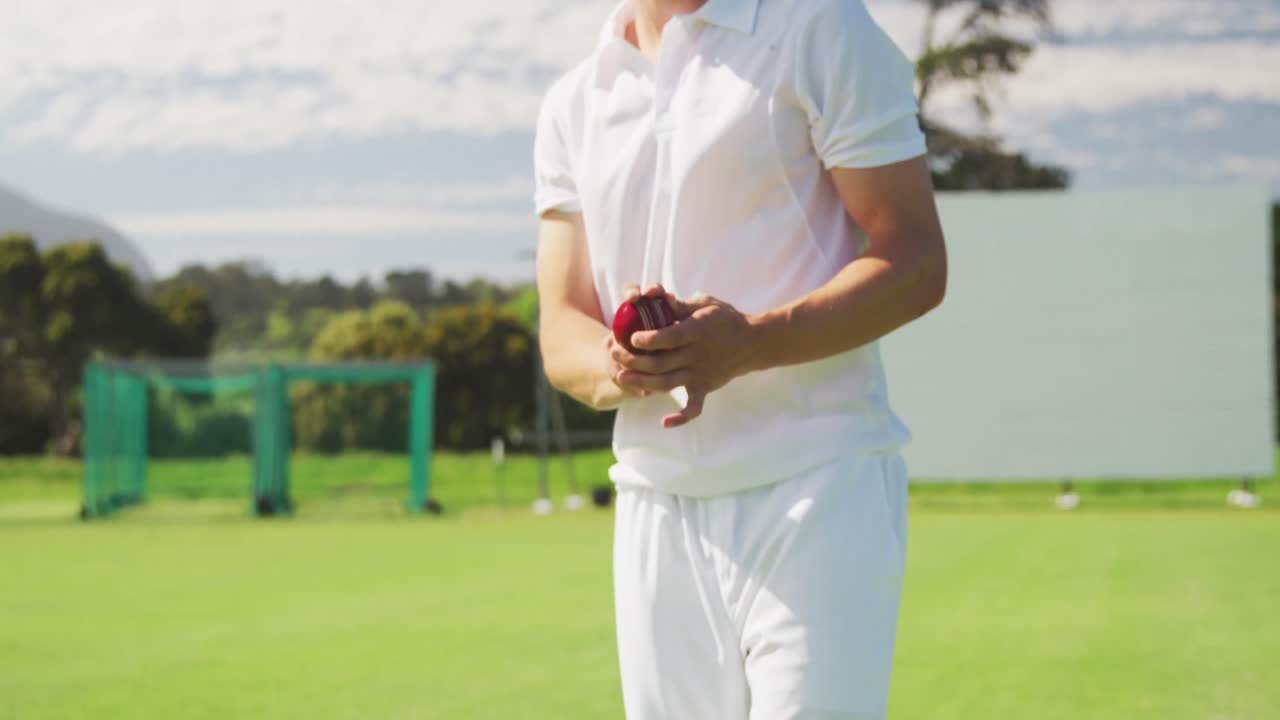 크리켓 선수 는 손가락 사이 에 공 을 들고 있다