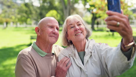 Sonrisa,-Selfie-Y-Pareja-Mayor-En-El-Parque-Por-Amor