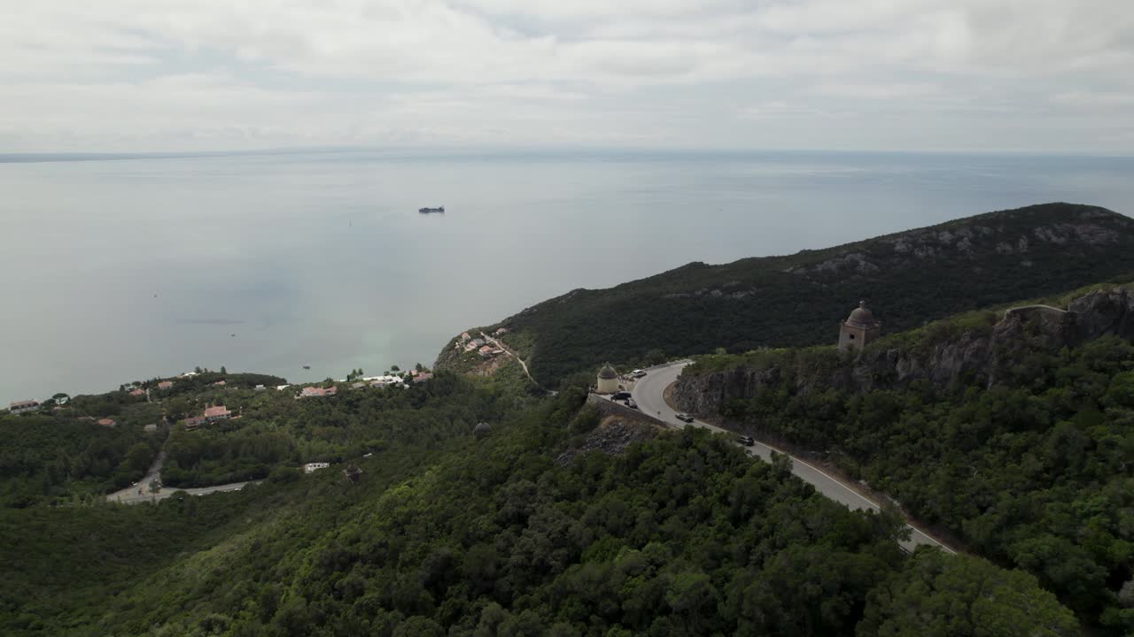 coches circulando por la carretera panorámica de serra da arrabida con el mar de fondo, península de setubal, portugal