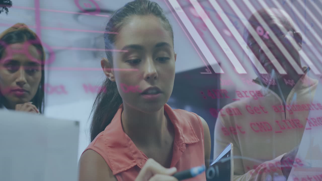 animación del procesamiento de datos financieros sobre diversas personas de negocios en la oficina