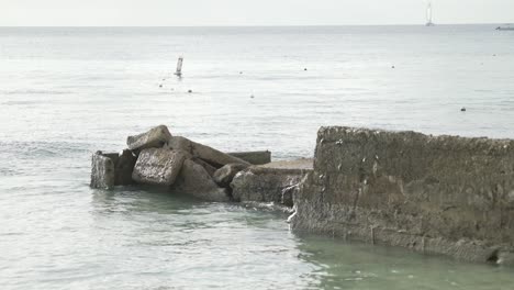 de las olas de agua de mar establecidas que se estrellan