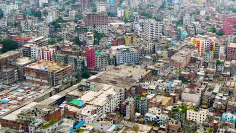 dhaka, una megaciudad del tercer mundo muy congestionada, vista aérea sobre el paisaje urbano del gueto de bangladesh