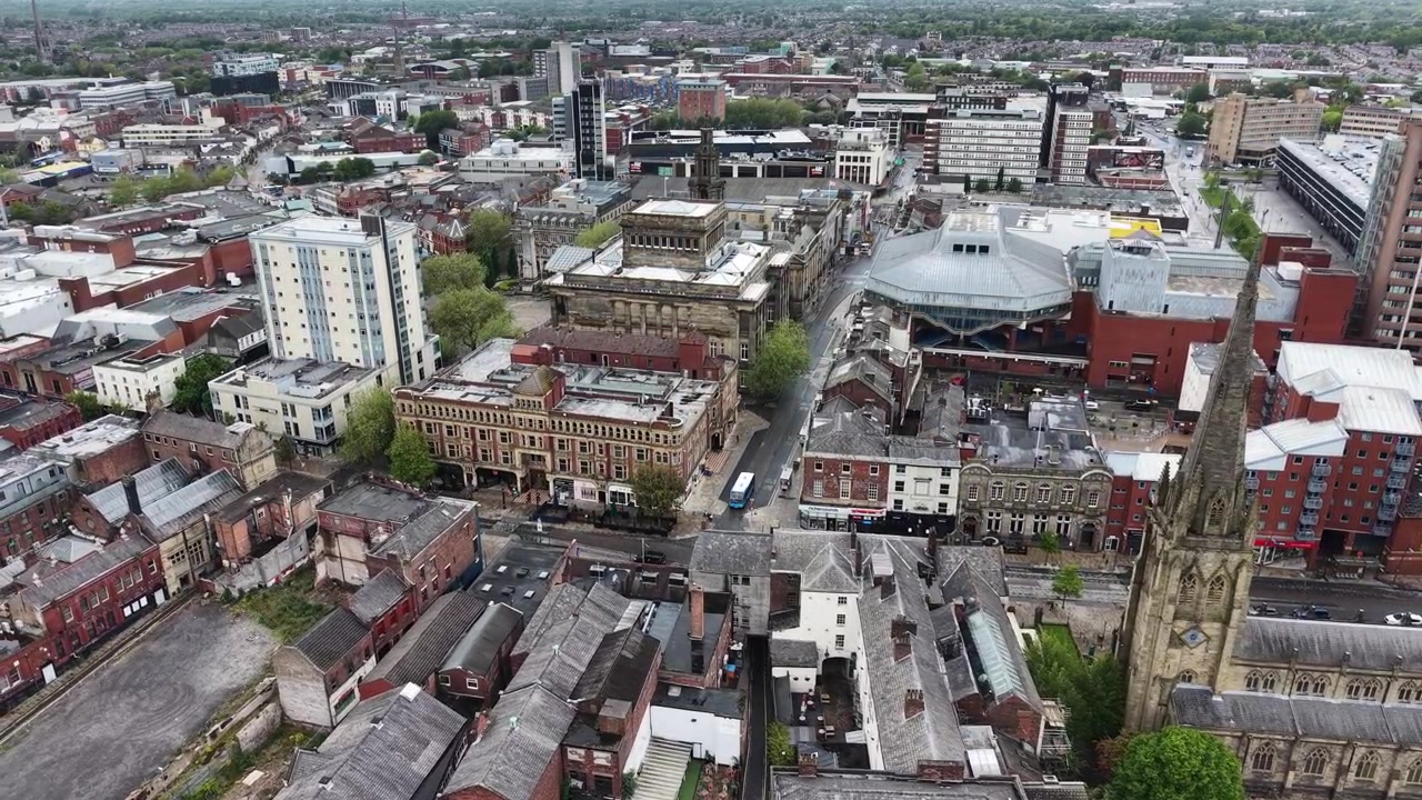 Ripresa aerea panoramica con drone del centro di Preston, Inghilterra settentrionale