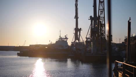 escena del puerto al amanecer o al atardecer