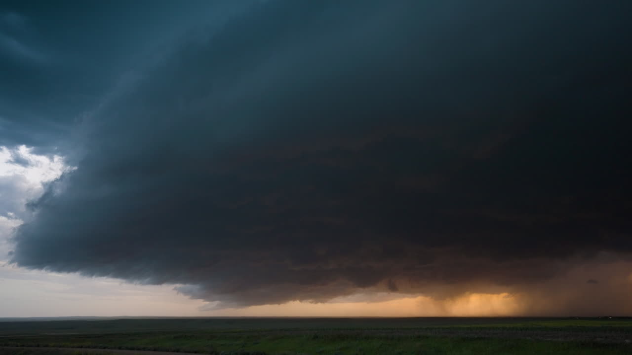 Store, skræmmende og voldsomme stormskyer trækker ind over os.