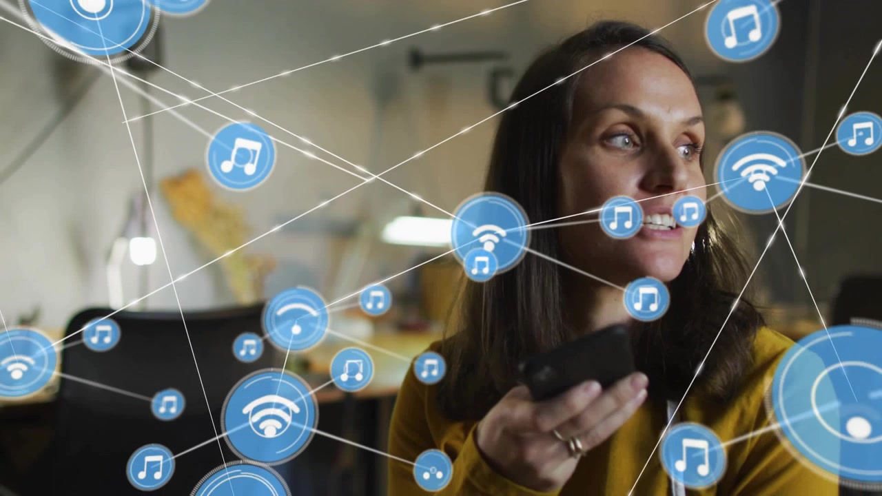 Mulher de meia-idade falando no smartphone e gerando malha digital com símbolos de WiFi