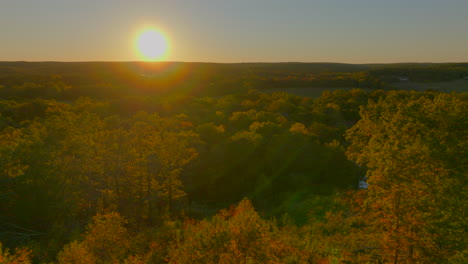 Sobrevuelo-Hermosos-árboles-Y-Follaje-Y-Hacia-La-Puesta-De-Sol-En-Otoño-En-El-Sur-De-Missouri