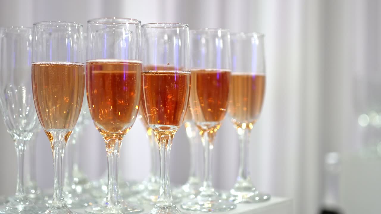 흰색 테이블에 거품이 있는 스파클링 샴페인의 그룹 안경