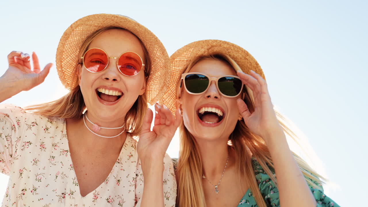 여름 의상 을 입고 웃는 두 여자