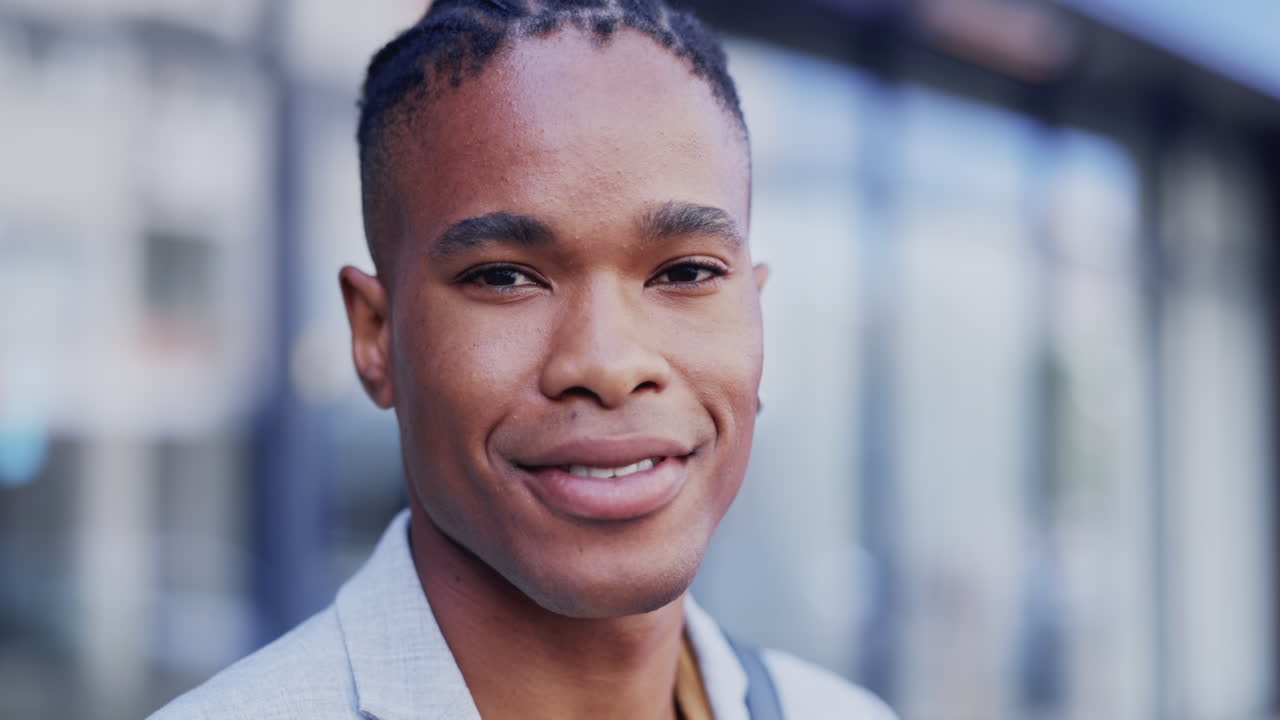 cara, negocios y hombre negro en la ciudad