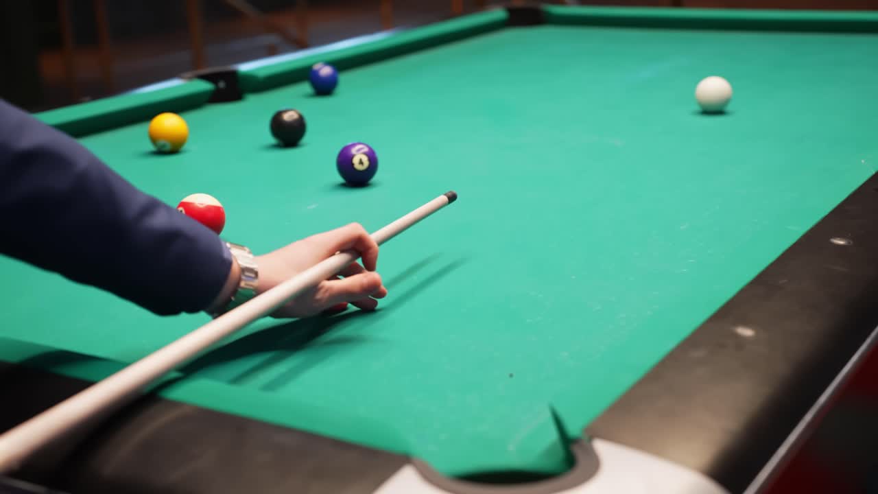 Poolspeler mist een precieze stoot, keu boven groen vilt terwijl verspreide ballen op de tafel liggen in een barbiljartspel met geringe scherptediepte