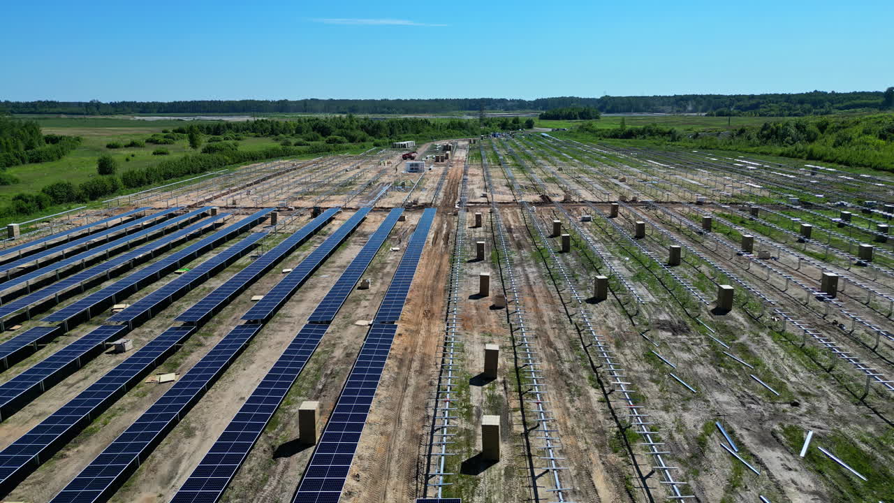 paneles fotovoltaicos que se están instalando en una granja solar recientemente desarrollada, ascensor aéreo