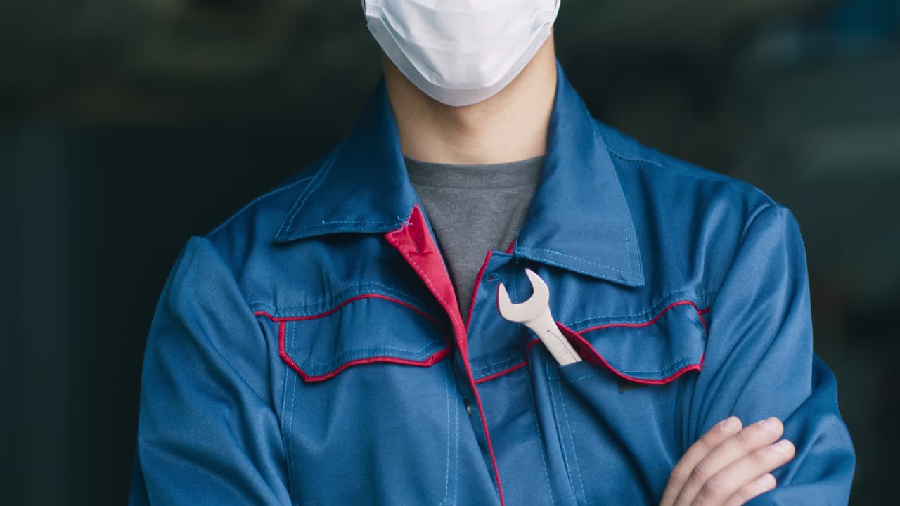 보호 장비를 착용한 기계공