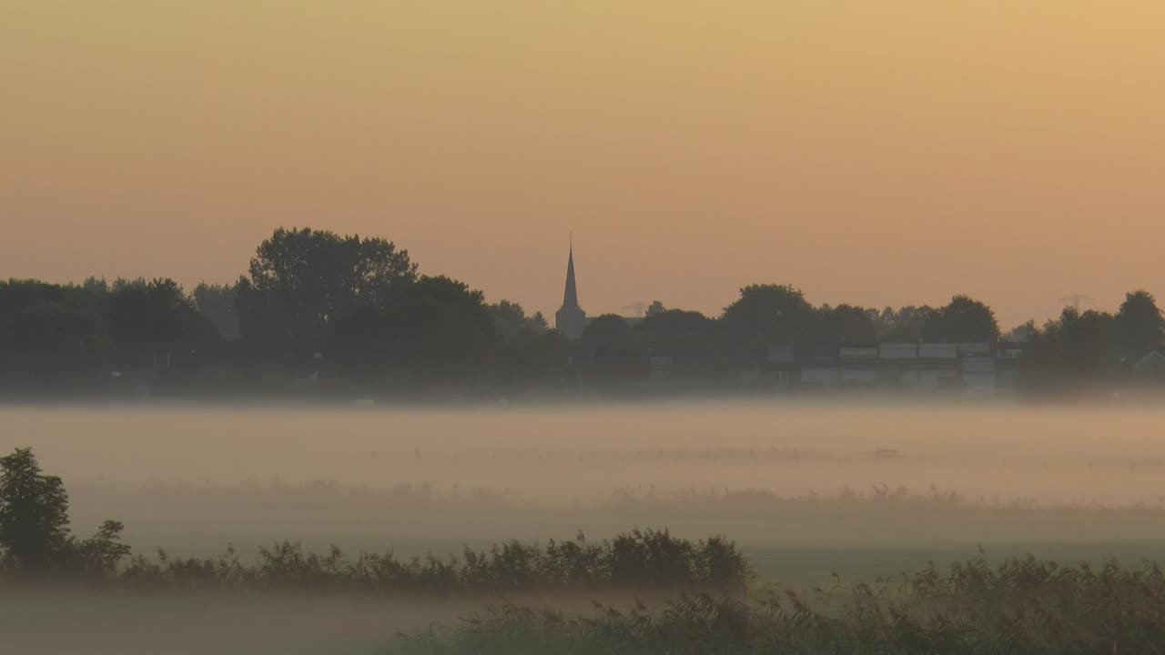 끝없는 루프의 초원에 아침 이슬