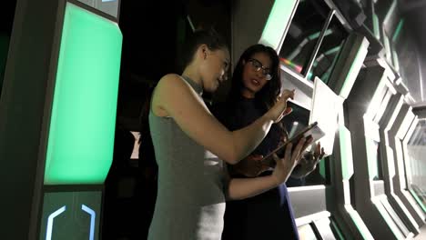 mujeres ejecutivas que usan portátiles 4k