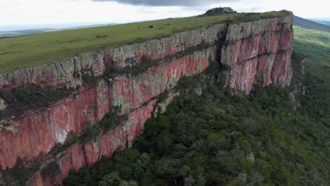 Graswiese-Auf-Einem-Abfallenden-Plateau-Mit-Geschichteter-Vertikaler-Felswand