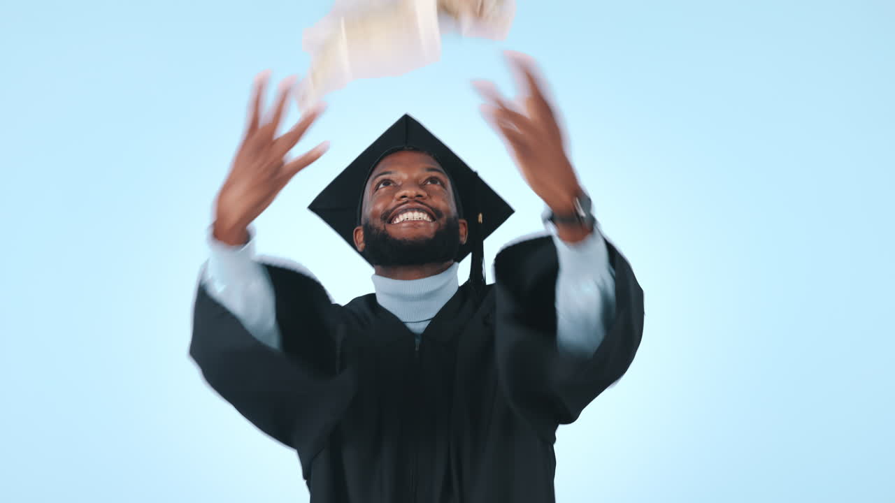 hombre, graduación y feliz para la celebración
