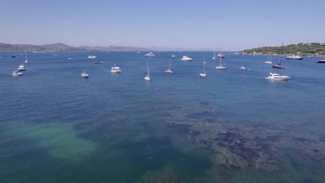 establecer tomas de drones de múltiples yates anclados en una impresionante bahía francesa