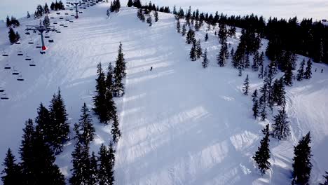 Panoramablick-Von-Oben-Von-Der-Drohne-Auf-Der-Seilbahn-Im-Skigebiet