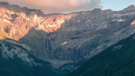 Lapso-De-Tiempo-De-La-Puesta-De-Sol-En-El-Valle-De-Gavarnie,-La-Pequeña-Ciudad-De-Gavarnie-Como-Primer-Plano-Y-La-Gran-Cascada-Como-Fondo