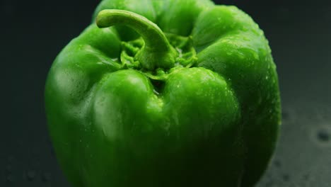 primer plano de pimiento verde húmedo