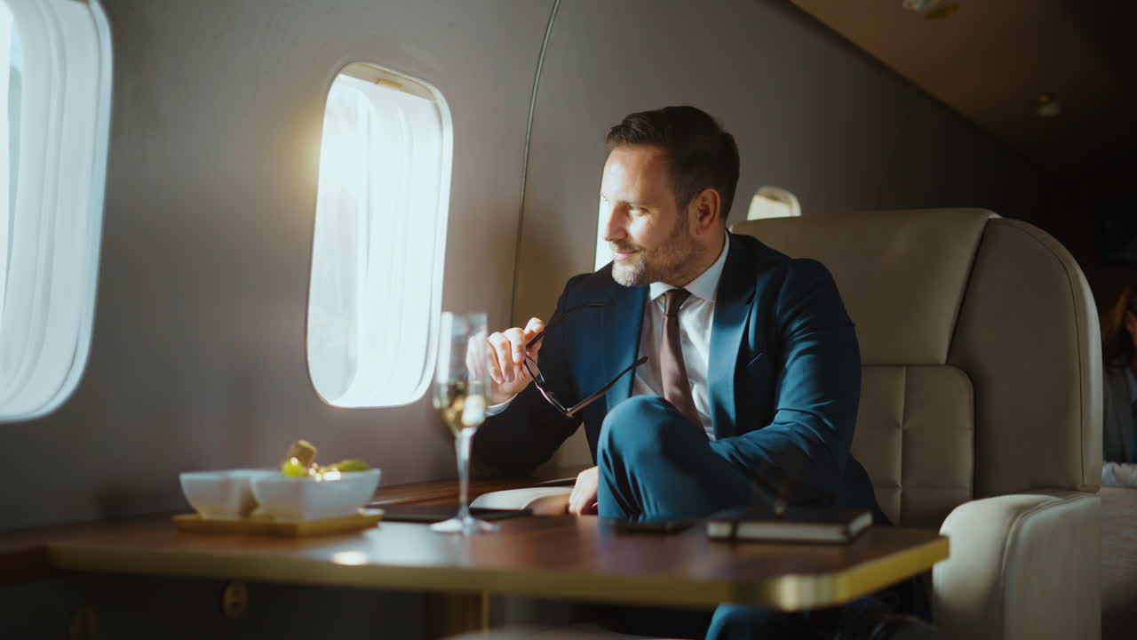 Uomo d'affari su un jet privato
