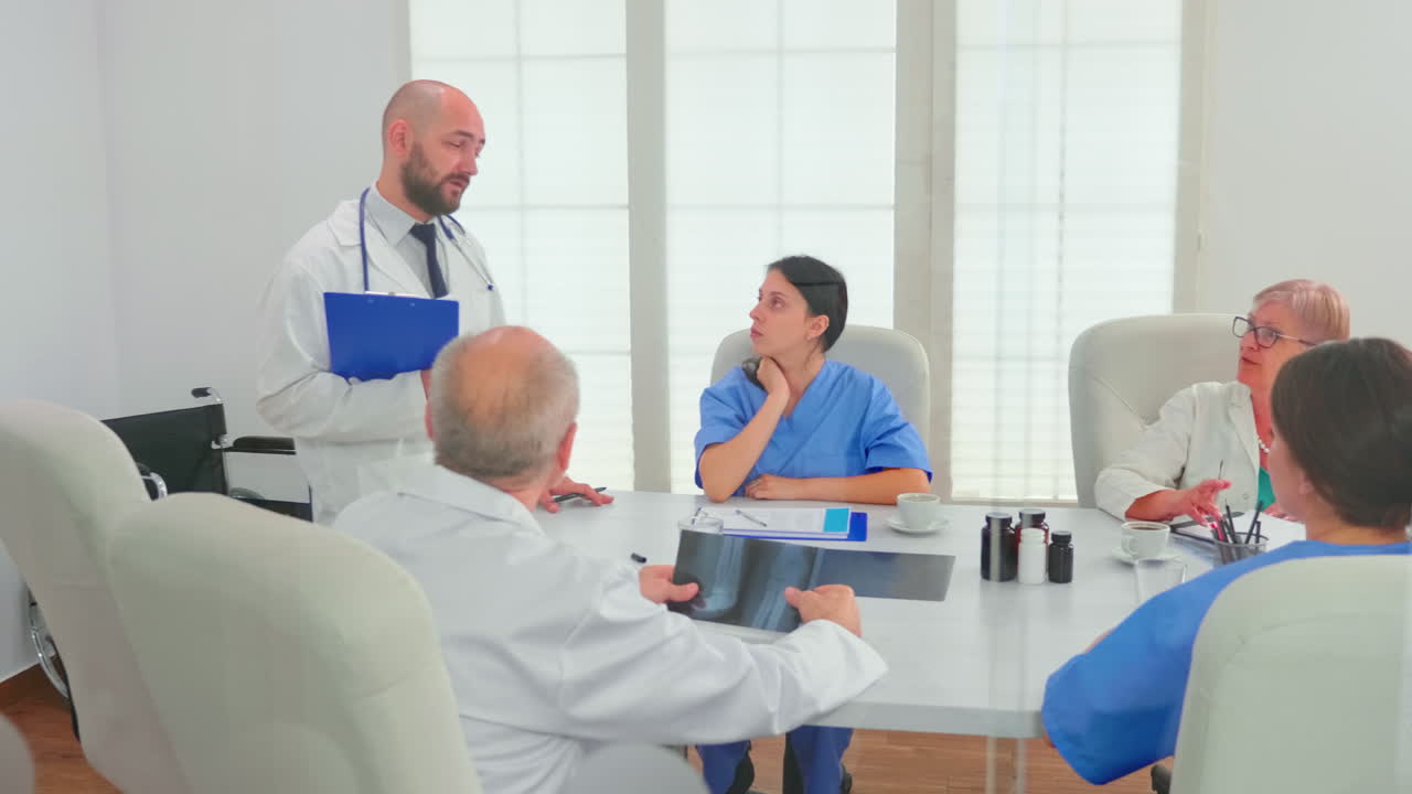 동료들에게 진단을 제시하는 의사